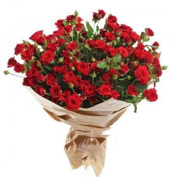 Букет из 15 красных кустовых роз в крафте