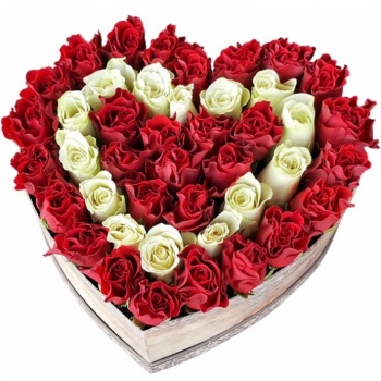 Композиция "Сердце" из 45 красных и белых роз в коробке
