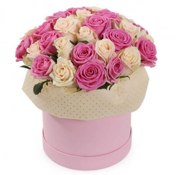 Букет из 35 розовых и кремовых роз в коробке