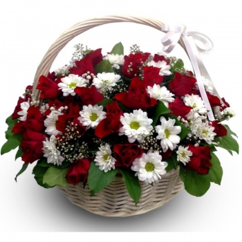 Корзина из 35 красных роз с хризантемой