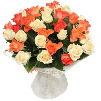 Букет из 51 кремовой и оранжевой розы