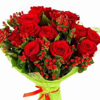 Букет из 15 красных роз с гиперикумом
