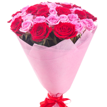 Букет из красных и розовых роз "Земляничная поляна"