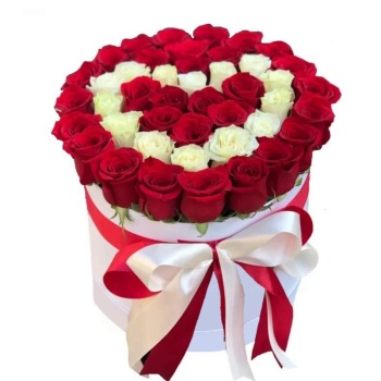 Сердце из 45 красных и белых роз в коробке