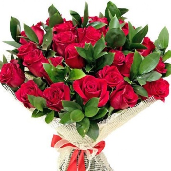 Букет из 35 красных роз "Летний стиль"
